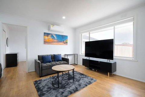 A Private Hideaway With Large Backyard And CarParks - Melbourne Tourism 1