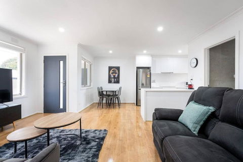 A Private Hideaway With Large Backyard And CarParks - Melbourne Tourism 3