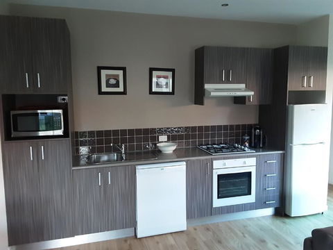 Adelphi Apartment 2- Poolside Or Apartment 2A- King Studio - Melbourne Tourism 4