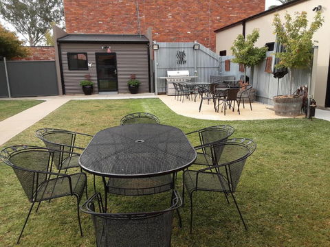 Adelphi Apartment 2- Poolside Or Apartment 2A- King Studio - Melbourne Tourism 3