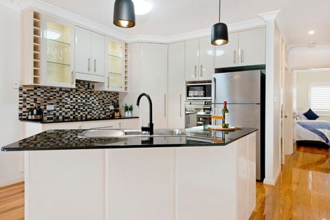 Adrift At Dolphin Cove Apt 5 - Riverfront Modern - Melbourne Tourism 3