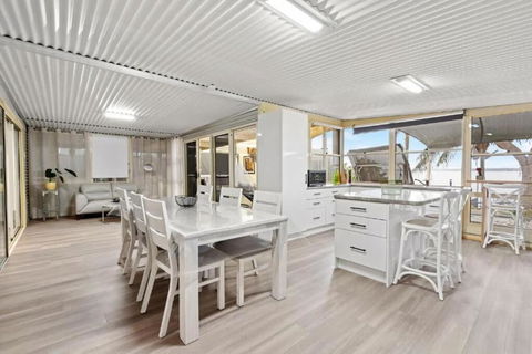 Absolute Waterfront Hidden Gem Toukley - Melbourne Tourism 2