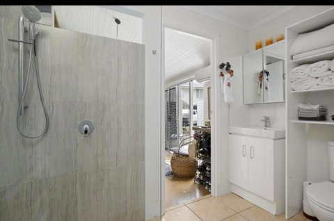 Affordable Luxury Room - Melbourne Tourism 3
