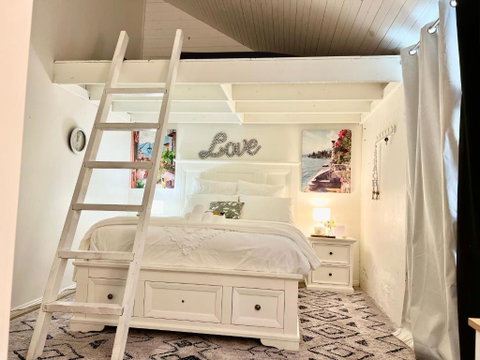 Affordable Luxury Room - Melbourne Tourism 1