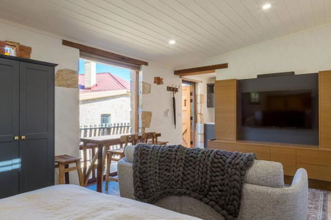 A Romantic Uraidla Studio - Melbourne Tourism 1