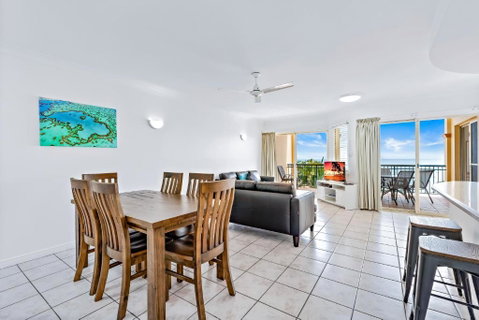 Airlie Ocean Paradise - Melbourne Tourism 0