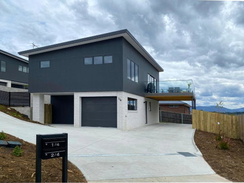 Albatross Rise - Modern Family Home - Melbourne Tourism 2