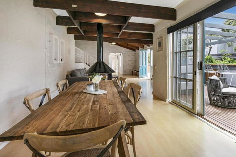 An Entertainers Oasis - Fun Home With Pool Table, Arcade Game, Basketball Ring - Melbourne Tourism 3