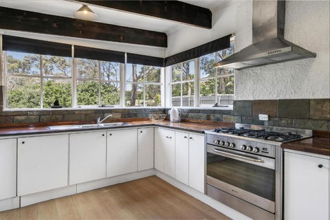 An Entertainers Oasis - Fun Home With Pool Table, Arcade Game, Basketball Ring - Melbourne Tourism 2