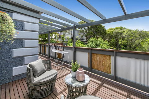 An Entertainers Oasis - Fun Home With Pool Table, Arcade Game, Basketball Ring - Melbourne Tourism 4