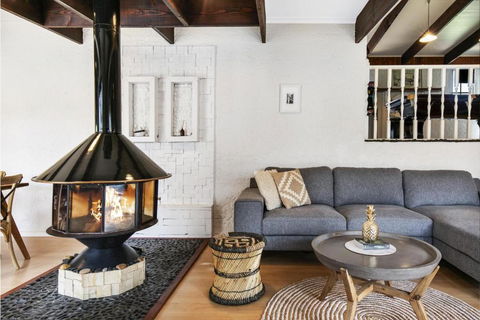 An Entertainers Oasis - Fun Home With Pool Table, Arcade Game, Basketball Ring - Melbourne Tourism 0