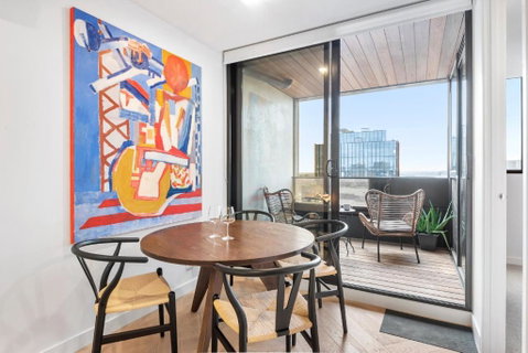Artistic Urban Getaway Just Off Smith Street! - Melbourne Tourism 1