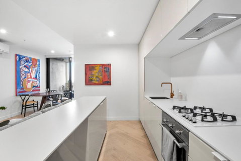 Artistic Urban Getaway Just Off Smith Street! - Melbourne Tourism 3