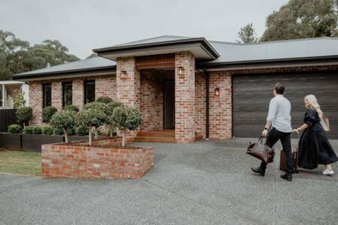 BADGER HOUSE - 4 Bed, 4 Bath, Stunning Entertainer Plus Fire - Melbourne Tourism 1