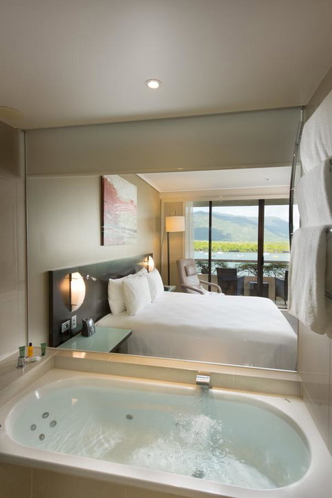 Hilton Cairns - Melbourne Tourism 2