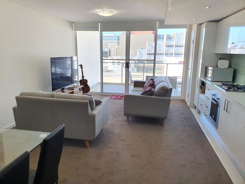 (just Listed) Bolton St 1br 350m Walk To Newcastle Beach +++ Wifi End Eand - Melbourne Tourism 3