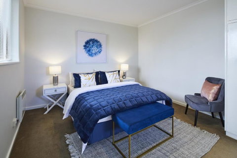 1 Bdrm Top Floor Apt With Sunroom - Melbourne Tourism 0