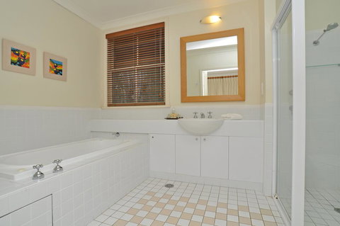 1 Bedroom Executive Villa Located Within Cypress Lakes - Melbourne Tourism 1
