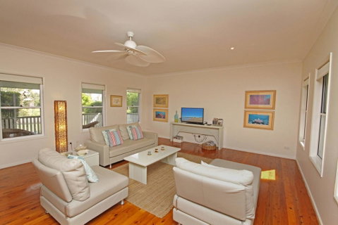 16 Beachway Pde, Marcoola: Linen Incl, WiFi, Pet Friendly, A/Cond. 500 BOND - Melbourne Tourism 3