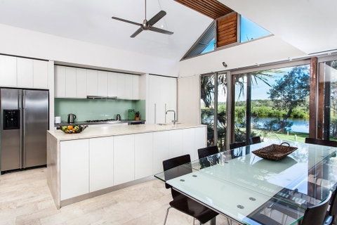 18A Childe Street, Belongil Beach - Belongil Beach Pavilion House - Melbourne Tourism 1
