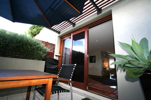2/21-25 Fletcher Street - Casablanca At Bogarts - Melbourne Tourism 1