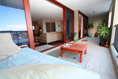 2/21-25 Fletcher Street - Casablanca At Bogarts - Melbourne Tourism 2