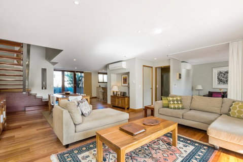 2/21-25 Fletcher Street - Casablanca At Bogarts - Melbourne Tourism 0