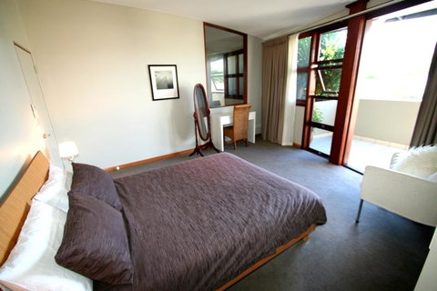 2/21-25 Fletcher Street - Casablanca At Bogarts - Melbourne Tourism 3