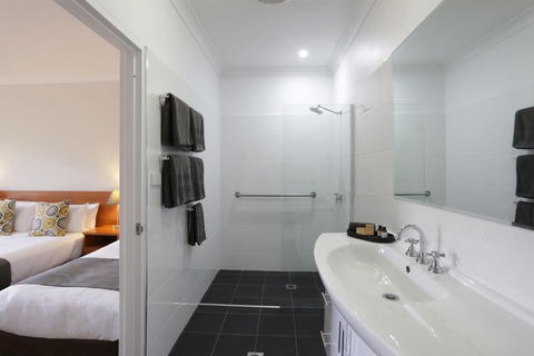 Cadman Motor Inn And Apartments - Melbourne Tourism 3