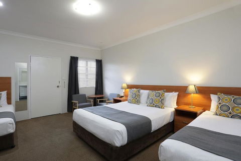 Cadman Motor Inn And Apartments - Melbourne Tourism 2