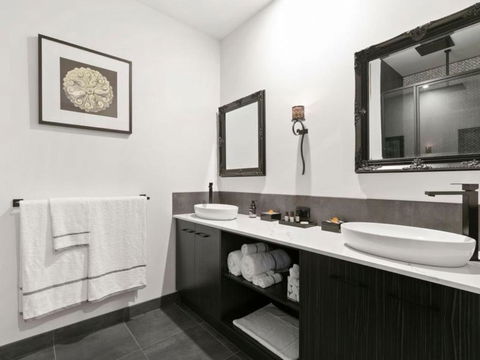 Campania Non Spa Suite - Melbourne Tourism 4