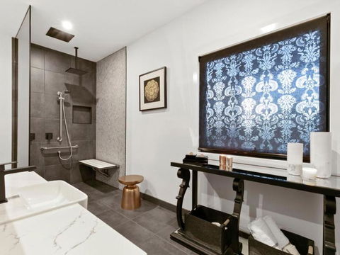 Campania Non Spa Suite - Melbourne Tourism 3