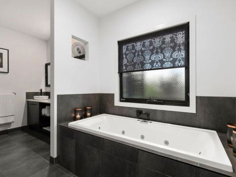 Campania Spa Suite 2 - Melbourne Tourism 3