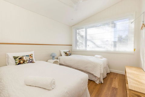 Carramar - Fireplace - Absolute Waterfront - Melbourne Tourism 4