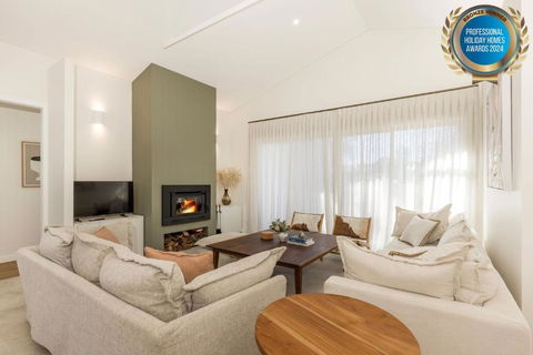 Carramar - Fireplace - Absolute Waterfront - Melbourne Tourism 1