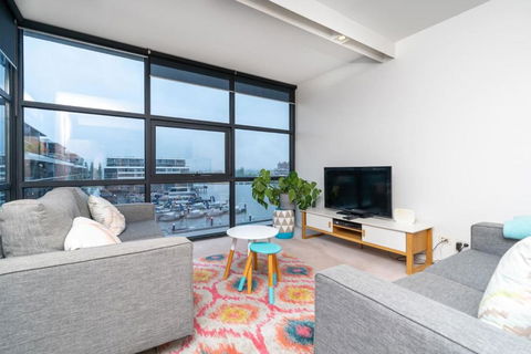 Captivating Lake Views In Kingston - Melbourne Tourism 1