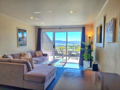 Cascades 15 - Lake Views L Spa Bath L Split Level L Central Location L Wi-Fi L 2BR - Melbourne Tourism 2