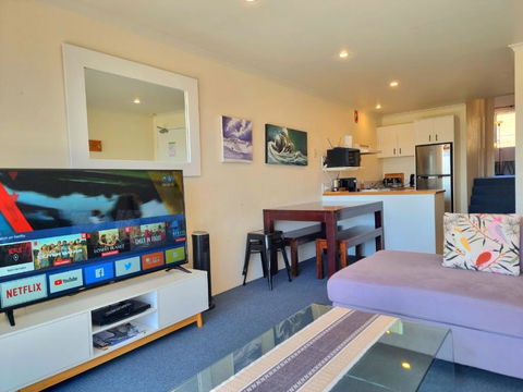 Cascades 15 - Lake Views L Spa Bath L Split Level L Central Location L Wi-Fi L 2BR - Melbourne Tourism 3