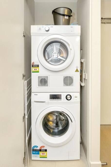 CBD Skyline 2 Bedroom Apartment - Melbourne Tourism 4