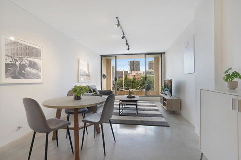 Central 1-Bedroom Apartment With City Views - Melbourne Tourism 0