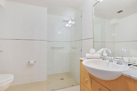 Central 1-Bedroom Apartment With City Views - Melbourne Tourism 4