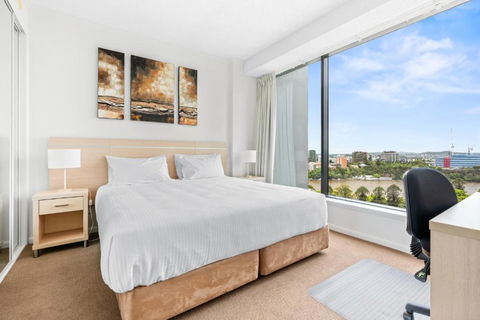 Central 2-Bed Apartment With River Views - Melbourne Tourism 1