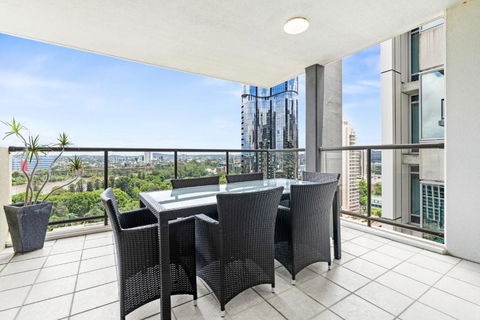 Central 2-Bed Apartment With River Views - Melbourne Tourism 3