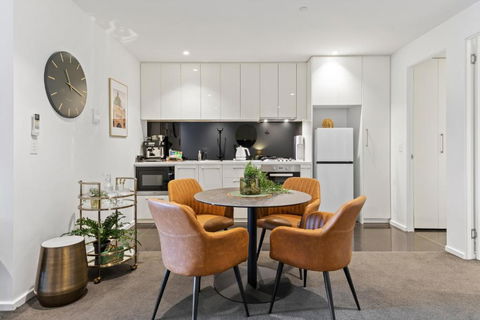 Central Entertainer With Panoramic City Views - Melbourne Tourism 3