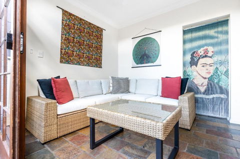 Charming 2-Bed Home Near Enmore Theatre - Melbourne Tourism 3