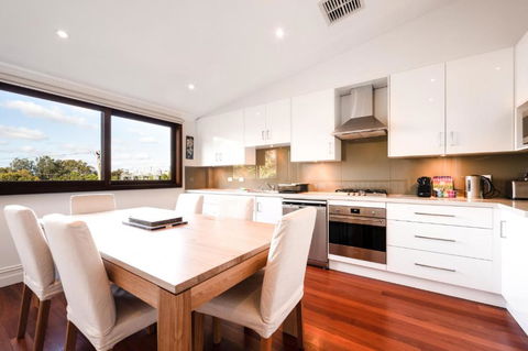 Charming 2-Bed Home Near Enmore Theatre - Melbourne Tourism 4