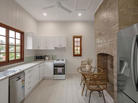 Charming 3BR Inner City Haven Highgate Hill - Melbourne Tourism 2