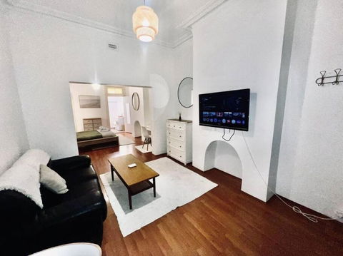 Charming Front Retreat - Melbourne Tourism 3