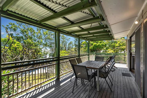 Charming Lakeside Retreat - Melbourne Tourism 1