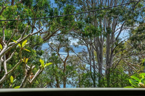 Charming Lakeside Retreat - Melbourne Tourism 0